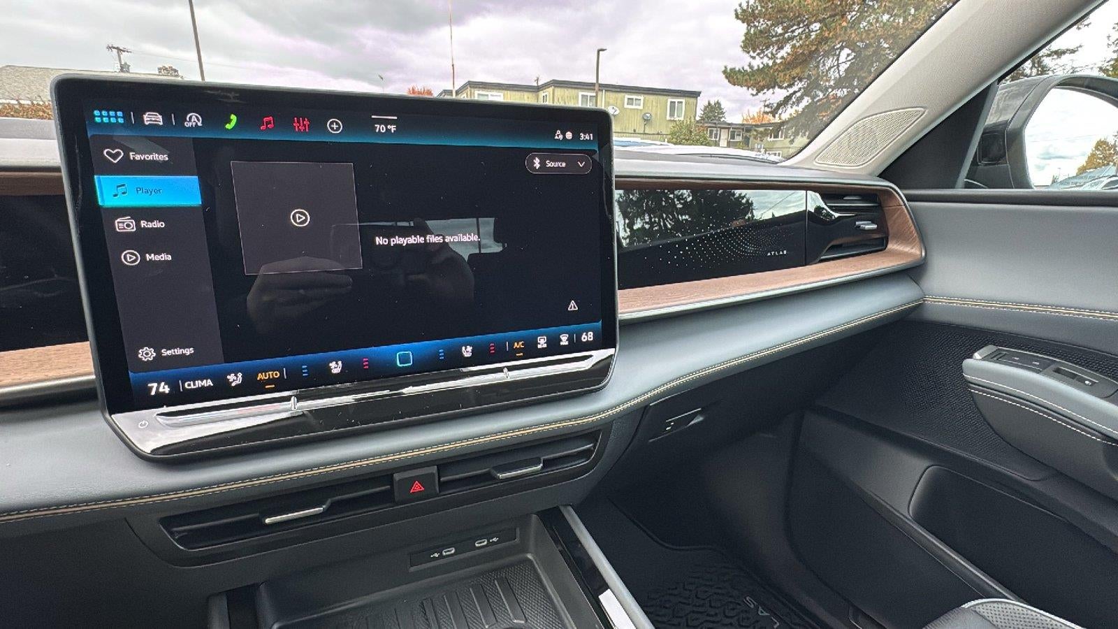 2027 Volkswagen Atlas 2.0T SE w/ Technology