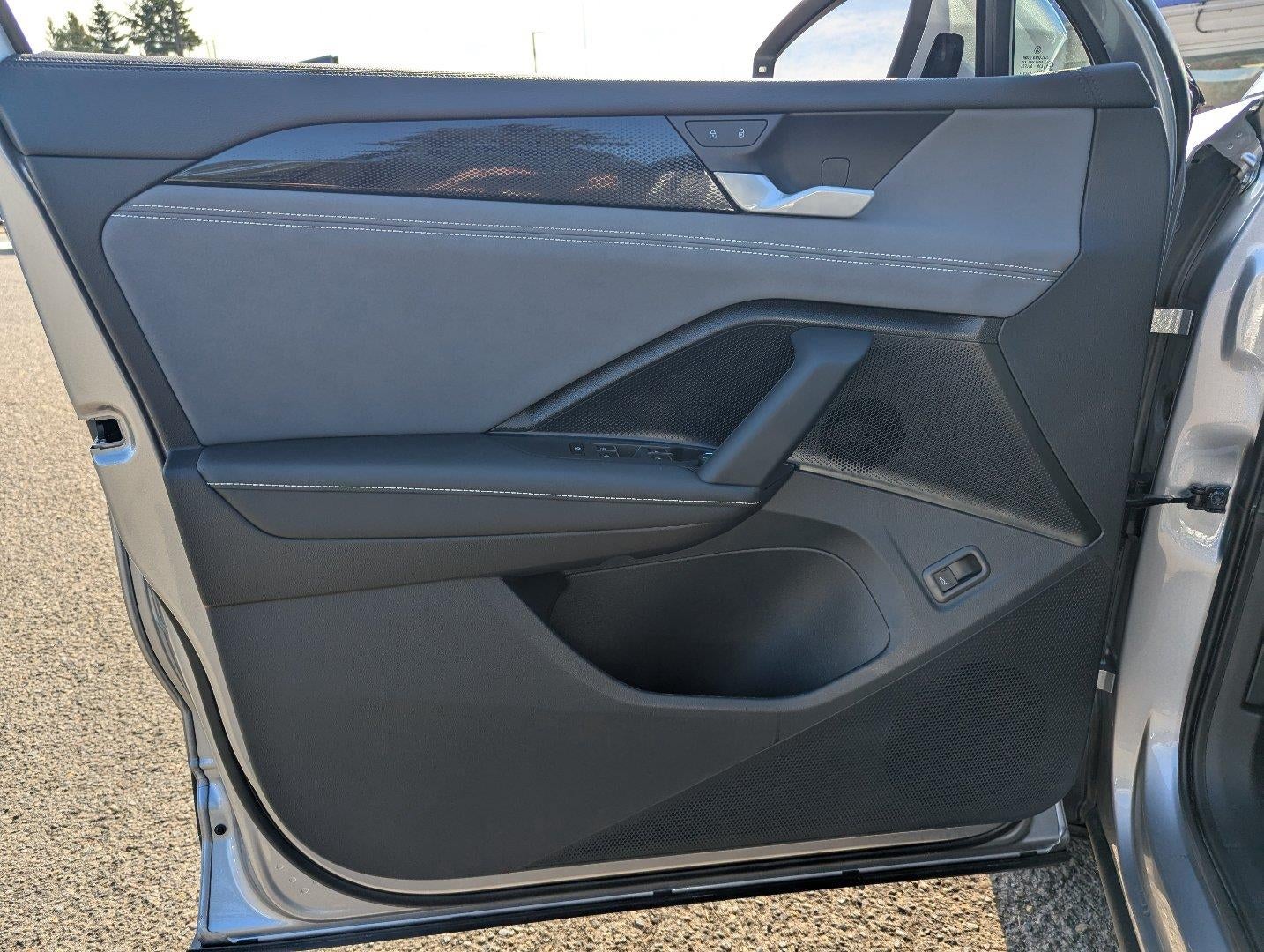 2025 Volkswagen Tiguan 2.0T SE FWD