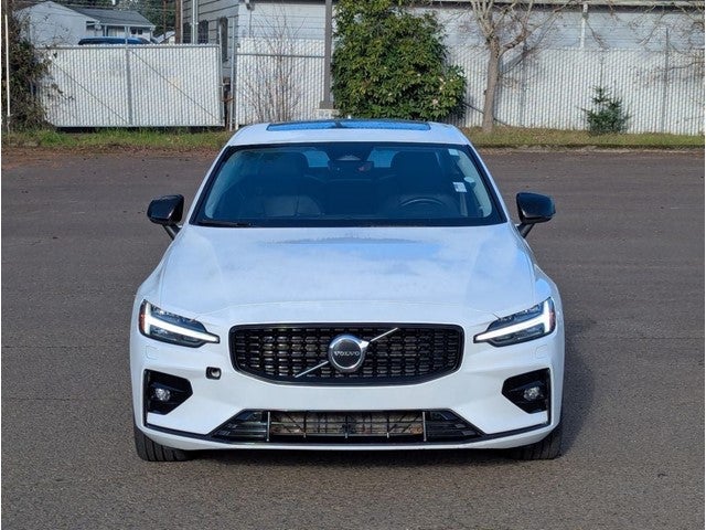 2024 Volvo S60 Core Dark Theme