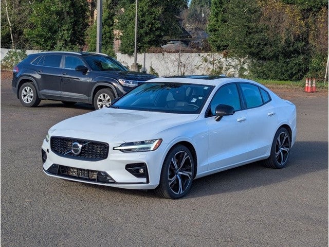 2024 Volvo S60 Core Dark Theme